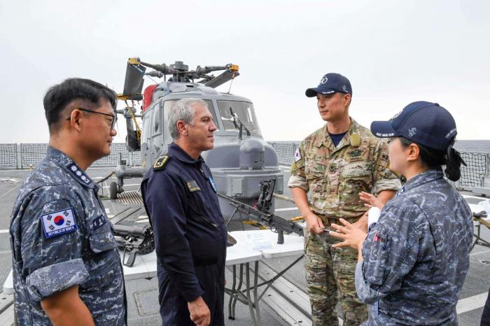 ROKS WANG GEON Commanding Officer and ATALANTA Force Commander during the visit