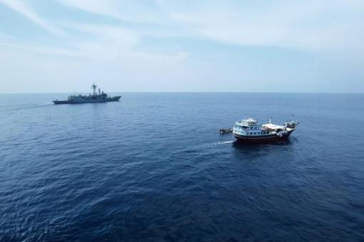 Operation ATALANTA flagship ESPS SANTA MARIA boarding team during one friendly approach