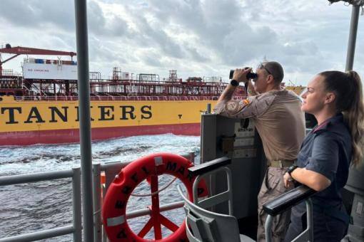 EUNAVFOR ATALANTA asset approaching a merchant vessel