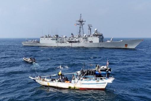 EUNAVFOR ATALANTA asset ESPS SANTA MARIA assisting fishing boat AL NAJMA